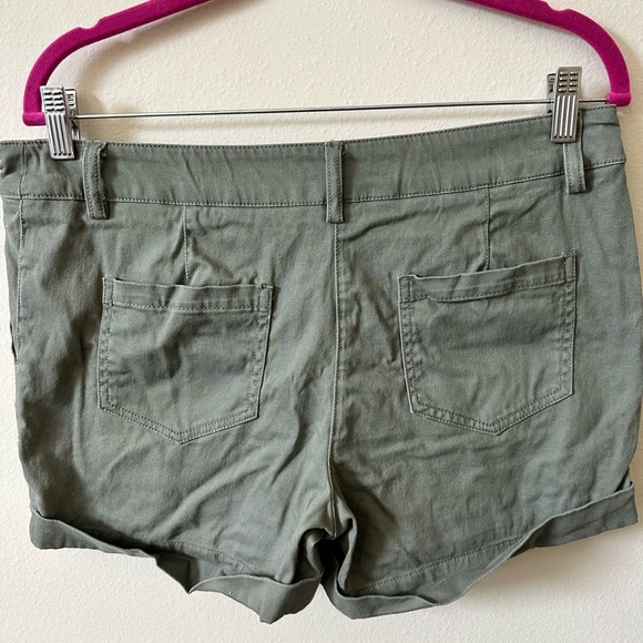 Olive green, cargo shorts, size 8. - Picture 4 of 4